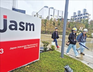일본 구마모토에 있는 TSMC 1공장 앞을 직원들이 지나가고 있다. JASM은 구마모토 공장을 운영하는 TSMC 자회사다.