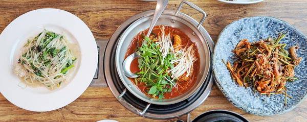 겨울철 동해 바다의 대표 어종 밀복으로 차린 한상. 밀복 껍질 무침과 수육 등의 음식이 차려져 있다. 밀복은 참복과 함께 가장 맛있는 복어로 알려져 있으며, 특히 껍질에 가시 같이 까칠한 돌기가 없고 부드러우며 콜라겐이 풍부해 무침으로 많이 먹는다.