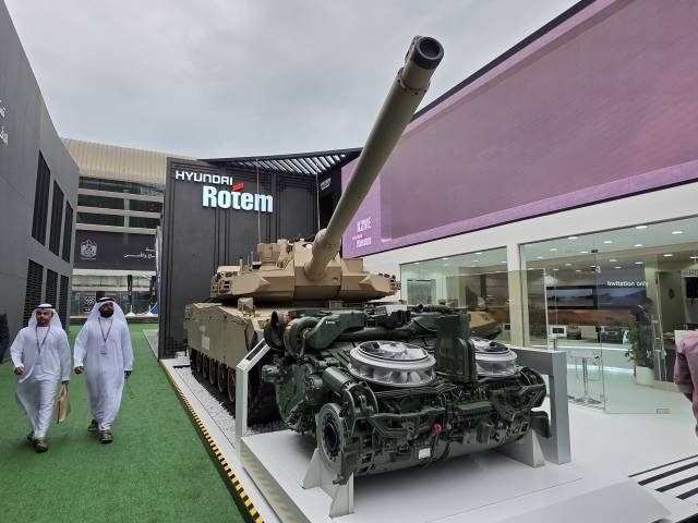 IDEX 2025 전시장에 전시된 중동형 K2전차(K2ME)의 위용이 돋보인다. 전차는 사막 환경에 최적화된 냉각 성능과 강력한 기동력을 갖춘 것이 특징이다. SNT다이내믹스 제공