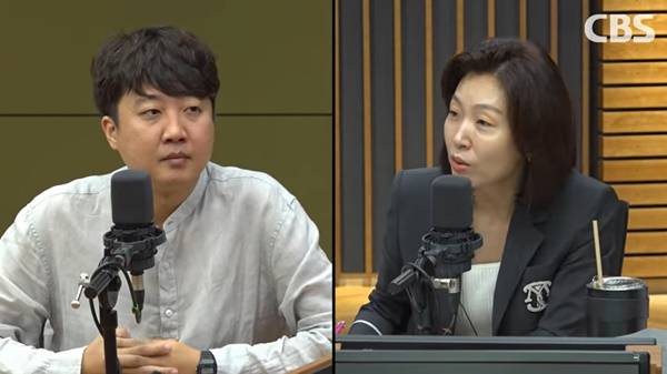 ▲ CBS 라디오 '김현정의 뉴스쇼'에 출연한 이준석 개혁신당 의원(왼쪽)과 진행자인 김현정 앵커. 사진=김현정의 뉴스쇼 갈무리