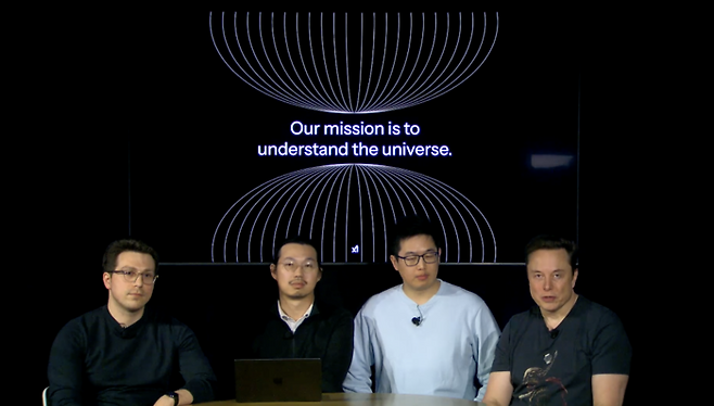 일론 머스크 테슬라 CEO(오른쪽에서 첫 번째)가 17일(현지시간) 새로운 인공지능(AI) 모델 ‘그록(Grok) 3’를 발표하고 있다. [사진 = X 캡처]