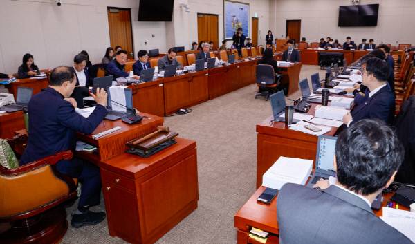 17일 서울 여의도 국회 산업통상자원중소벤처기업위원회에서 열린 제422회국회(임시회) 제1차 산업통상자원특허소위원회에서 김원이 소위원장이 반도체 특별법, 에너지 3법 등 논의를 위해 회의를 주재하고 있다. 2025.2.17/뉴스1 Copyright (C) 뉴스1. All rights reserved. 무단 전재 및 재배포, AI학습 이용 금지. /사진=(서울=뉴스1) 안은나 기자