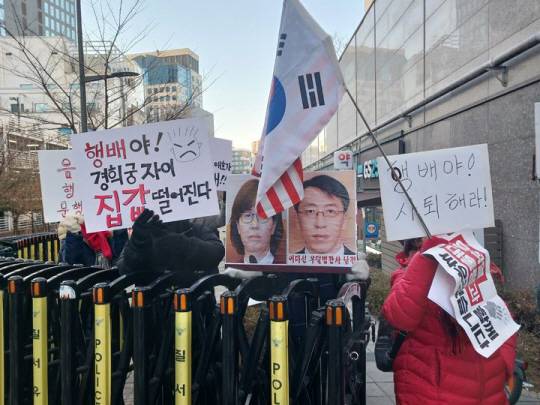 윤석열 대통령 지지자들이 17일 오전 서울 종로구에 있는 문형배 헌법재판소장 권한대행의 집 앞에서 집회를 열고 있다. 뉴시스