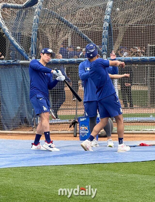 LA 다저스 김혜성에게 조언을 하고 있는 무키 베츠./글렌데일(미국 애리조나주) = 박승환 기자