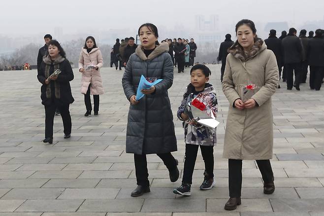 북한 주민들이 지난 16일 평양에서 김정일 전 국방위원장의 83번째 생일을 맞아 헌화하고 있다. [AP]