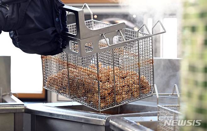 [서울=뉴시스] 김선웅 기자 =지난 2023년 11월 22일 서울의 한 중학교 급식실에서 전국 최초 시범 운영 중인 급식 로봇이 점심식사를 조리하고 있다. 해당 사진은 기사와 직접 관련이 없습니다. (공동취재) 2023.11.22. photo@newsis.com