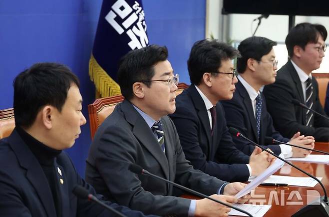 [서울=뉴시스] 조성봉 기자= 박찬대 더불어민주당 원내대표가 18일 오전 서울 여의도 국회에서 열린 원내대책회의에서 발언을 하고 있다. 2025.02.18. suncho21@newsis.com