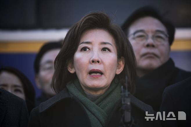 [서울=뉴시스] 정병혁 기자 = 나경원 국민의힘 의원이 17일 서울 종로구 헌법재판소에서 윤석열 대통령 최소한 방어권 보장 촉구 및 불공정성 규탄과 관련해 헌법재판소 사무처장과 면담을 마친 뒤 취재진 앞에 입장을 밝히고 있다. 2025.02.17. jhope@newsis.com