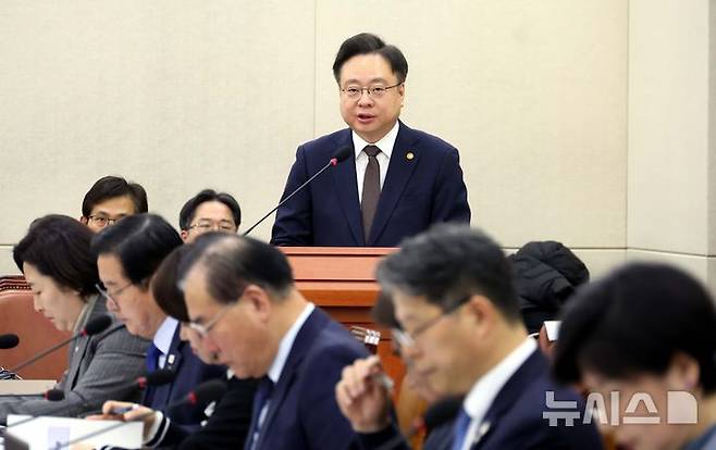 [서울=뉴시스] 조성봉 기자= 조규홍 보건복지부 장관이 18일 오전 서울 여의도 국회에서 열린 보건복지위원회 전체회의에서 업무보고를 하고 있다.  2025.02.18. suncho21@newsis.com