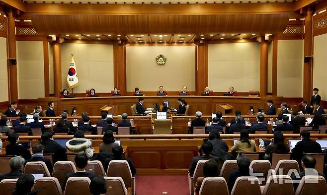 [서울=뉴시스] 사진공동취재단 = 문형배 헌법재판소장 권한대행을 비롯한 헌법재판관들이 18일 서울 종로구 헌법재판소에서 열린 '윤석열 대통령 탄핵심판 9차 변론'에 참석해 있다. 2025.02.18. photo@newsis.com