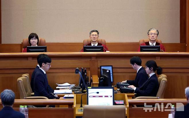 [서울=뉴시스] 사진공동취재단 = 문형배 헌법재판소장 권한대행을 비롯한 재판관들이 18일 서울 종로구 헌법재판소에서 열린 윤석열 대통령 탄핵심판 9차 변론기일에 참석해 있다. 2025.02.18. photo@newsis.com