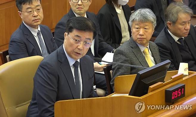(서울=연합뉴스) 홍장원 전 국가정보원 제1차장이 4일 서울 종로구 헌법재판소에서 열린 윤석열 대통령 탄핵심판 5차 변론기일에 증인으로 출석해 발언하고 있다. 2025.2.4 [헌법재판소 제공. 재판매 및 DB 금지] photo@yna.co.kr 연합뉴스