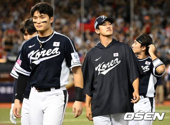 [OSEN=타이베이(대만), 이대선 기자] 그 어떤 대표팀보다 분위기가 좋다고 자부했던 류중일호가 프리미어12 B조 조별예선 첫 경기에서 충격패를 당했다.&nbsp;류중일 감독이 이끄는 한국 야구대표팀은 13일 대만 타이베이 타이베이돔에서 펼쳐진 2024 WBSC 프리미어12 B조 조별예선 대만과의 1차전에서 3-6으로 패했다.&nbsp;경기 종료 후 한국 고영표가 관중석을 향해 인사 후 그라운드를 나가고 있다. 2024.11.13 /sunday@osen.co.kr