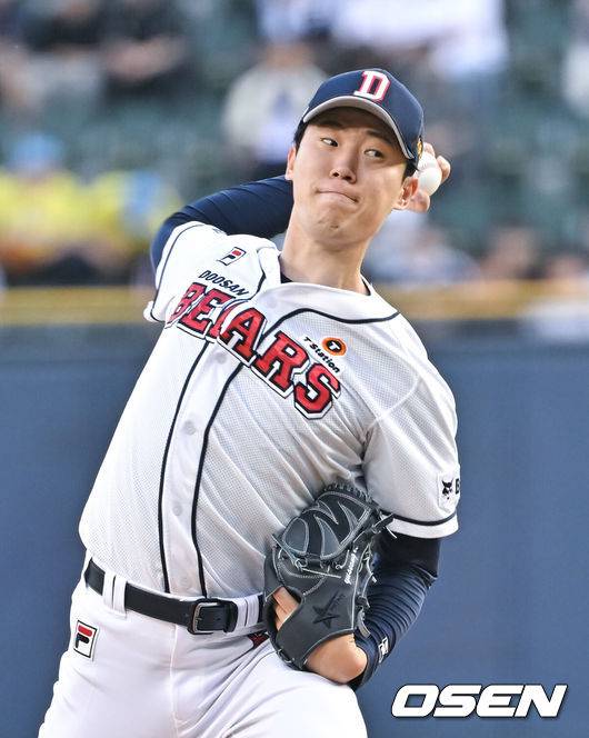 [OSEN=잠실, 박준형 기자] 10일 오후 서울 잠실구장에서 ‘2024 신한 SOL BANK KBO리그’ 두산 베어스와 KT 위즈의 경기가 진행됐다.이날 두산은 김유성을, 케이티는 원상현을 선발투수로 내세웠다.1회초 두산 선발투수 김유성이 역투하고 있다.  2024.05.10 / soul1014@osen.co.kr