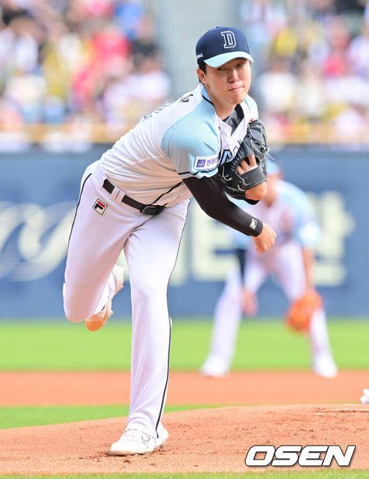 [OSEN=잠실, 조은정 기자]8일 오후 서울 잠실구장에서 ‘2024 신한 SOL BANK KBO리그’ 두산 베어스와 KIA 타이거즈의 경기가 열렸다.두산 베어스는 김유성을 KIA 타이거즈는 알드레드를 선발 투수로 내세웠다.1회초 두산 선발 김유성이 힘차게 공을 던지고 있다. 2024.06.08