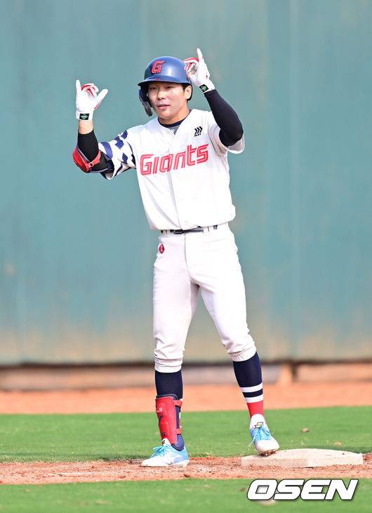 [OSEN=타이난(대만), 최규한 기자] 프로야구 롯데 자이언츠가 18일(한국시간) 대만 타이난 아시아-태평양 국제야구센터에서 진행된 2025 시즌 스프링캠프에서 구슬땀을 흘렸다. 이날 롯데는 대만 프로야구팀 중신 브라더스와 연습경기를 가졌다.롯데 장두성이 3루타를 뽑아낸 뒤 기뻐하고 있다. 2025.02.18 / dreamer@osen.co.kr