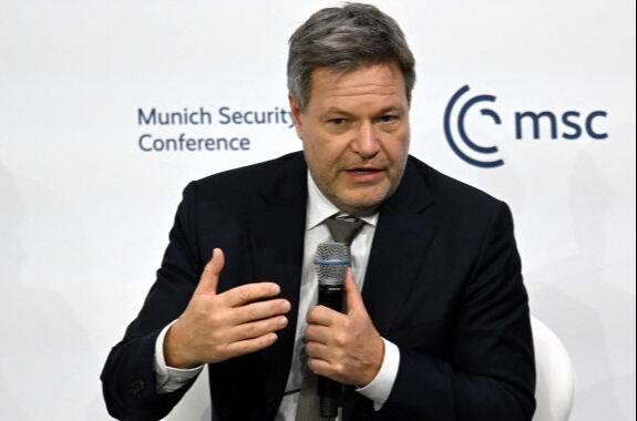 로베르트 하베크 독일&nbsp;부총리 겸 경제기후보호부 장관이 지난 15일(현지시간) 뮌헨안보회의(MSC)에 참석해 발언하고 있다.&nbsp;하베크 부총리는&nbsp;독일 연립정부의 일원인 녹색당 대표이기도 하다. AFP연합뉴스