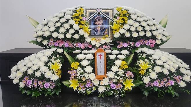 지난 11일 교사가 휘두른 흉기에 찔려 숨진 김하늘양의 시신이 안장돼 있는 대전 서구 건양대병원병원 장례식장 빈소에 고인의 명복을 비는 조화와 김 양의 영정이 놓여 있다. 뉴시스