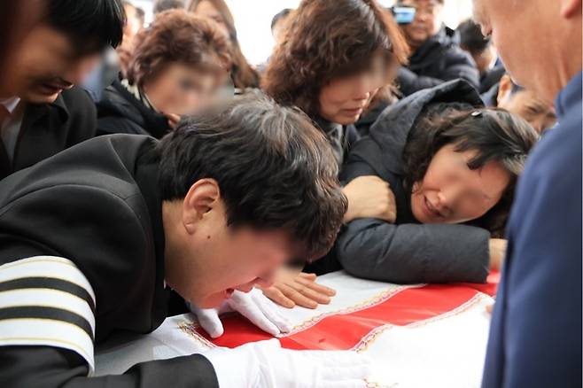 교사가 휘두른 흉기에 숨진 고 김하늘(7)양의 발인일인 14일 대전 정수원 앞에서 유가족이 오열하고 있다. 뉴시스