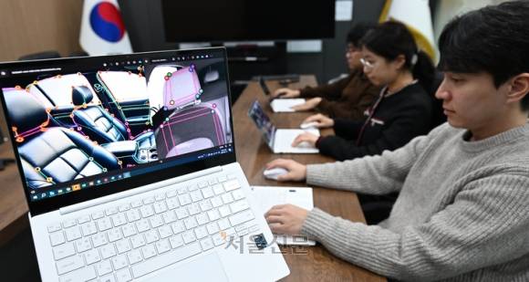 서울신문 기획취재팀은 지난달 자율주행차에 탑재될 인공지능(AI)을 위한 데이터 라벨링 작업을 직접 체험했다. 차량 내부 사진의 특정 지점마다 점을 찍고 연결하는 방식으로 작업이 진행됐다. 사진은 지난달 15일 기획취재팀 기자 3명이 데이터 라벨링 작업에 열중하고 있는 모습. 홍윤기 기자