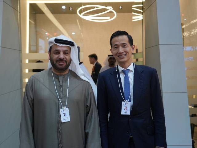 김동관(오른쪽) 한화그룹 부회장은 17일(현지 시간) 아랍에미리트(UAE)에서 열린 방위산업 전시회 ‘IDEX 2025’에서 엣지(EDGE) 그룹 파이살 알 반나이 최고경영자(CEO)와 전략적 파트너십 구축을 논의했다. 사진 제공=한화에어로스페이스