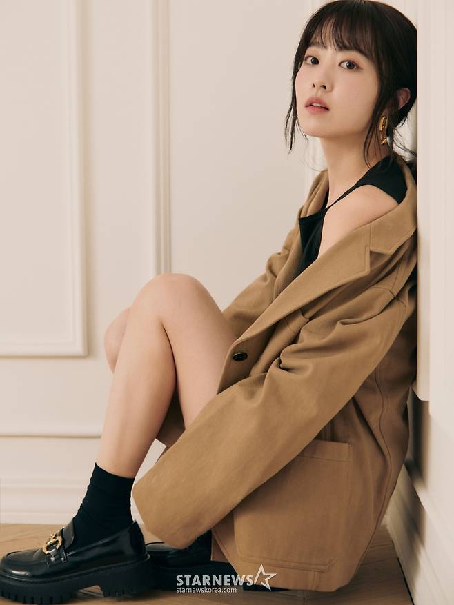 배우 박보영이 18일 오전 서울 종로구의 한 카페에서 진행된 넷플릭스 시리즈 '멜로 무비' 관련 인터뷰를 위해 포즈를 취하고 있다.  박보영은 극 중 영화를 싫어했지만 영화감독이 된 '김무비' 역을 맡아 한층 더 깊어진 연기를 선보인다.  '멜로무비'는 사랑도 하고 싶고 꿈도 이루고 싶은 애매한 청춘들이 서로를 발견하고 영감이 되어주며 각자의 트라우마를 이겨내는 영화 같은 시간을 그린 로맨스. / 사진제공=넷플릭스 /사진=김창현 chmt@