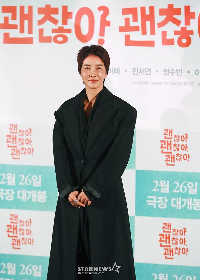 배우 진서연이 18일 오후 서울 CGV용산아이파크몰에서 진행된 영화 '괜찮아, 괜찮아, 괜찮아'(감독 김혜영) 언론배급시사회 및 기자간담회에 참석해 포즈를 취하고 있다.  혼자서는 서툴지만 함께라서 괜찮은 이들이 서로의 행복을 찾아가는 이야기 '괜찮아, 괜찮아, 괜찮아'는 오는 26일 개봉한다. /2025.02.18 /사진=이동훈 photoguy@