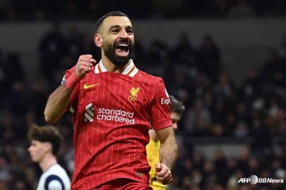 모하메드 살라가 영국 런던의 토트넘 홋스퍼 스타디움에서 열린 2024~2025시즌 잉글랜드 프리미어리그(EPL) 17라운드에서 토트넘을 상대로 득점을 터트린 뒤 미소짓고 있다. /AFPBBNews=뉴스1