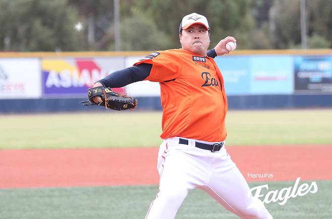 김경문 감독이 이끄는 한화 이글스는 18일 청백전을 끝으로 호주 멜버른 1차 스프링캠프를 마무리한다. 이날 청백전 선발투수로 류현진과 엄상백이 등판, 일본 오키나와 2차 캠프를 앞두고 마지막 점검에 나선다. 한화 이글스