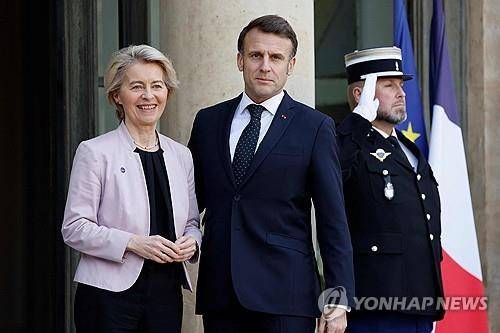 파리서 유럽 주요 지도자들 긴급 회동 (파리 AFP=연합뉴스) 에마뉘엘 마크롱 프랑스 대통령이 17일(현지시간) 엘리제궁에 도착한 우르줄라 폰데어라이엔 EU 집행위원장을 맞이하고 있다. 2025.02.17.
