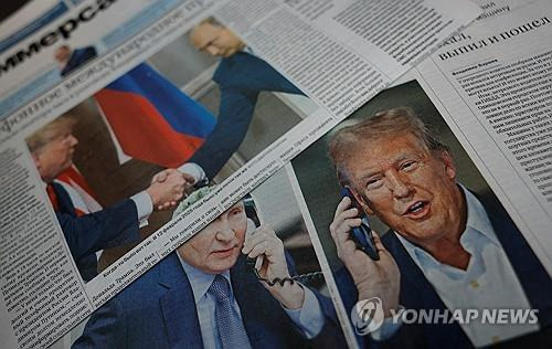 지난 12일 트럼프 대통령과 푸틴 대통령간 전화통화 기사 다룬 러시아 매체들 [로이터 연합뉴스 자료사진. 재판매 및 DB 금지]
