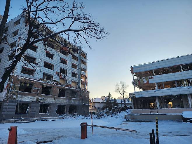 우크라이나 키이우 외곽의 파괴된 두 건물 (키이우=연합뉴스) 신창용 특파원 = 18일 오후(현지시간) 우크라이나 수도 키이우 외곽의 두 건물이 러시아의 공습으로 파괴돼 있다. 2025.02.18 changyong@yna.co.kr