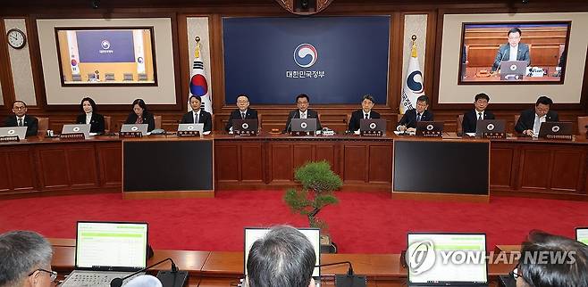 최상목 권한대행, 국무회의 발언 (서울=연합뉴스) 한상균 기자 = 최상목 대통령 권한대행 부총리 겸 기획재정부 장관이 18일 정부서울청사에서 국무회의를 하고 있다. 2025.2.18 xyz@yna.co.kr