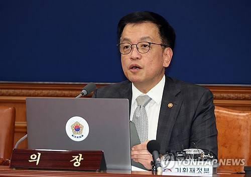 최상목 권한대행, 국무회의 발언     (서울=연합뉴스) 한상균 기자 = 최상목 대통령 권한대행 부총리 겸 기획재정부 장관이 18일 정부서울청사에서 국무회의를 하고 있다. 2025.2.18
    xyz@yna.co.kr
(끝)