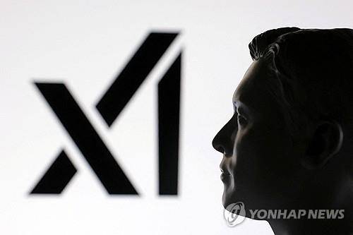 일론 머스크와 xAI (로이터=연합뉴스) 3D프린팅으로 만들어진 일론 머스크(오른쪽)의 모습과 그가 차린 인공지능(AI) 기업 'xAI'의 로고를 담은 일러스트레이션. (REUTERS/Dado Ruvic/Illustration) 2025.2.18.