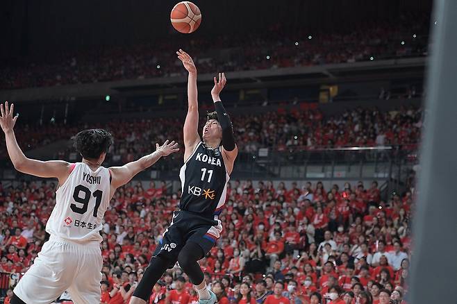 슛 시도하는 이우석 (서울=연합뉴스) 5일 일본 도쿄의 아리아케 아레나에서 열린 소프트뱅크컵 1차전 일본과의 경기에서 한국 농구 대표팀의 이우석이 슛을 시도하고 있다. 한국 대표팀은 이날 일본을 85대84로 이겼다. 2024.7.5 [일본농구협회(JBA) 제공. 재판매 및 DB 금지] photo@yna.co.kr