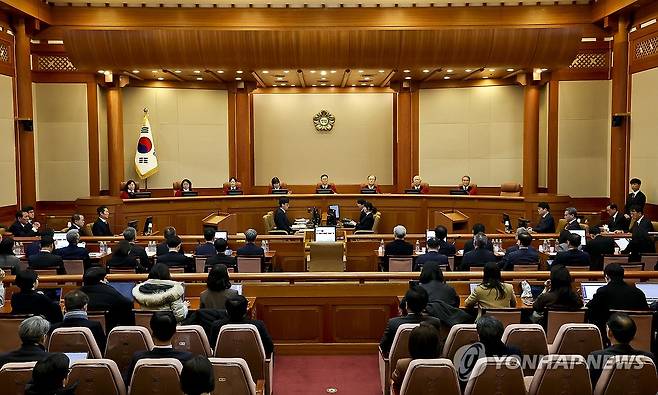 윤 대통령 탄핵심판 9차 변론 (서울=연합뉴스) 18일 서울 종로구 헌법재판소에서 윤석열 대통령 탄핵심판 9차 변론이 열리고 있다. 윤 대통령은 이날 변론에 출석하기 위해 헌법재판소에 왔으나 변론 시작 전 구치소로 복귀했다. 2025.2.18 [사진공동취재단] photo@yna.co.kr