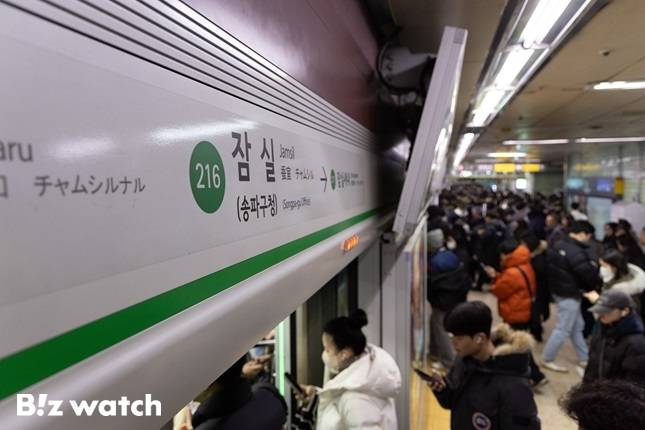 2024년 승하차 인원 1위를 기록한 2호선 잠실역 승강장 /사진=서울시