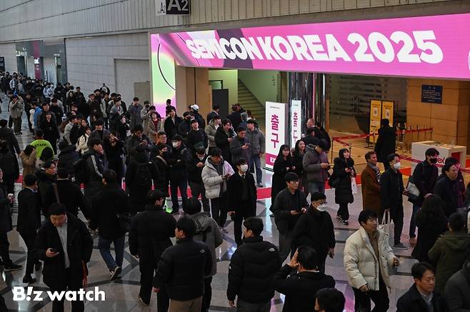 국제반도체장비재료협회(SEMI)가 19일 서울 삼성동 코엑스에서 반도체 박람회 '세미콘 코리아 2025'를 개최하고 있다./사진=이명근 기자 qwe123@