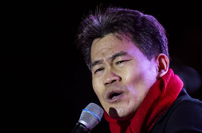 전한길 한국사 강사가 13일 서울 중구 청계광장에서 열린 윤석열 대통령 국민변호인단 출범식에서 연설을 하고 있다. (사진=뉴시스)