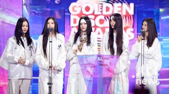 그룹 뉴진스가 4일 오후 일본 페이페이 돔 후쿠오카에서 '제39회 골든디스크 어워즈' 디지털 음원 부문 본상을 수상한 뒤 소감을 말하고 있다. 특별취재반 / 2025. 01. 04/