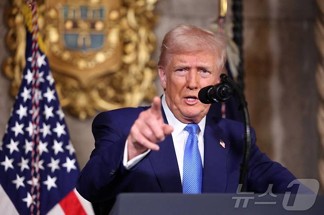 도널드 트럼프 미국 대통령이 2025년 2월 18일(현지시간) 미국 플로리다주 팜비치의 마라라고에서 연설하면서 가리키고 있다. 2025.02.18 ⓒ 로이터=뉴스1 ⓒ News1 김경민 기자