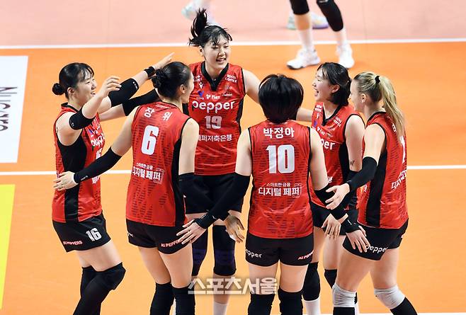 페퍼저축은행 선수들이 19일 장충체육관에서 열린 2024-2025 V리그 여자부 GS칼텍스와 경기에서 득점에 함께 기뻐하고 있다. 2025. 1. 19.  장충 | 박진업 기자 upandup@sportsseoul.com