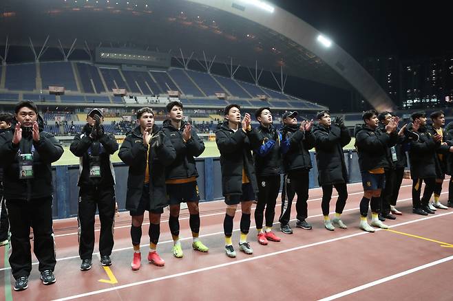 광주월드컵경기장/ 2024-2025 AFC 챔피언스리그 엘리트/ ACLE/ 리그스테이지 8차전/ 광주FC vs 부리람유나이티드/ 경기 종료/ 무승부/  광주 단체/ 인사/ 사진 서혜민