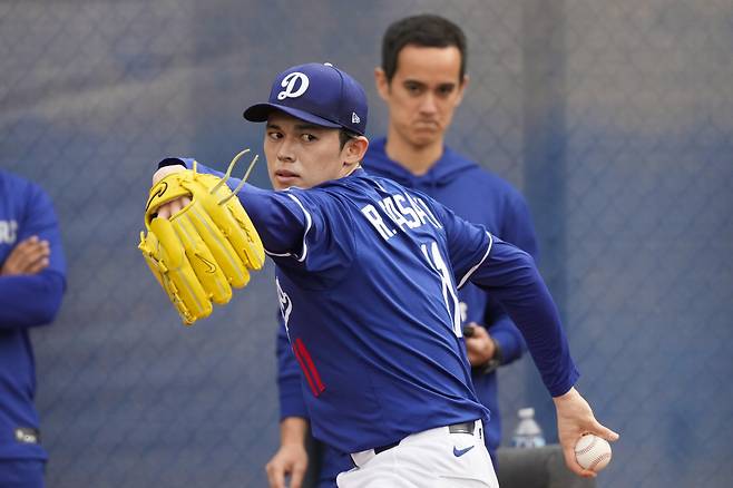 Los Angeles Dodgers pitcher Roki Sasaki (11) throws in the bullpen during spring training baseball practice, Monday, Feb. 17, 2025, in Phoenix. (AP Photo/Ashley Landis)







<저작권자(c) 연합뉴스, 무단 전재-재배포, AI 학습 및 활용 금지>