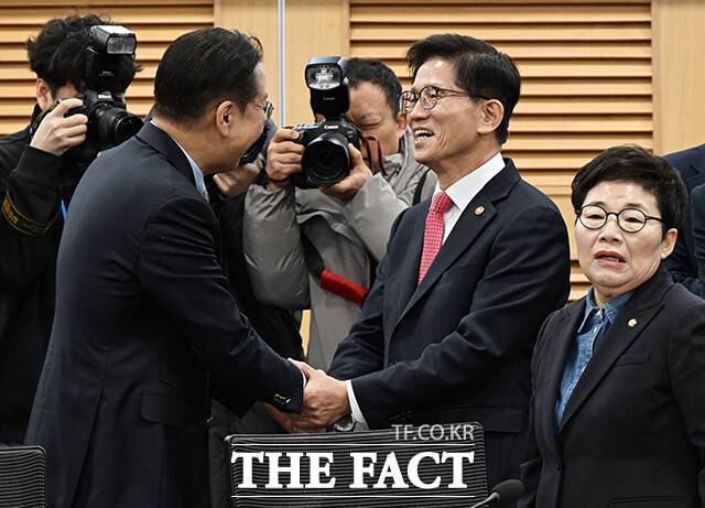 김문수 고용노동부 장관(가운데)과 인사하는 권영세 국민의힘 비대위원장(왼쪽).