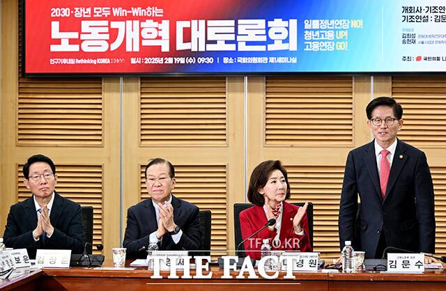 인사하는 김문수 고용노동부 장관(오른쪽).