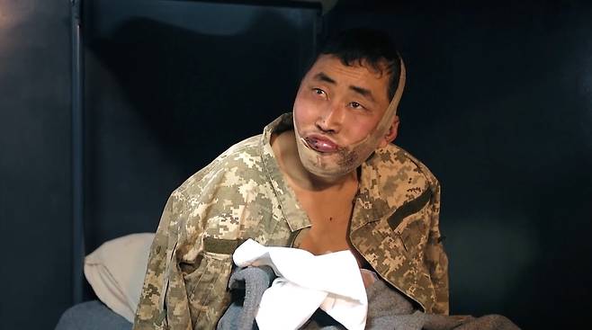본지와 인터뷰한 스물여섯 살 북한군 병사 리모씨가 지난달 우크라이나 당국에 체포된 직후 모습. 턱에 상처를 입고 얼굴을 붕대로 감쌌다. 당시 부상에 대해 리씨는 "총알이 팔을 뚫고 뼈를 꺾어 통과해 턱을 까서 턱이 다 부서져 나갔다"고 말했다./텔레그램