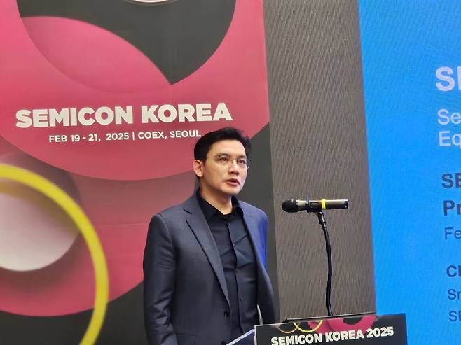클락 청 SEMI 연구·통계담당 수석이사가 19일 서울 강남구 코엑스에서 열린 세미콘 코리아 2025 기자간담회에서 발표하고 있다./전병수 기자