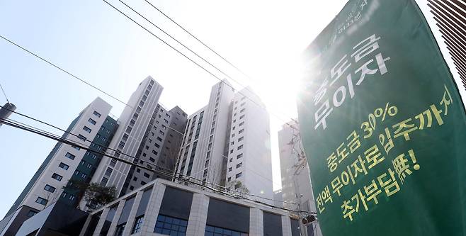 한 미분양 아파트 분양 사무소 앞에 현수막이 게시돼 있다. /뉴스1